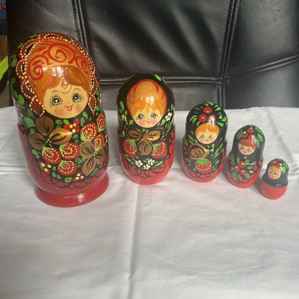 Vintage Matryoshka Nesting Doll Set Russian Wooden 5 Piece